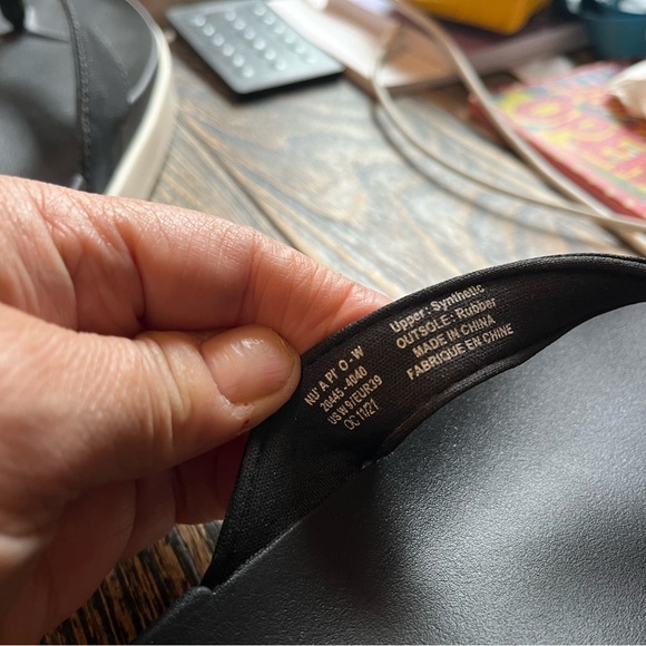 Black and white size 9 Olukai flip flops worn once - Picture 3 of 4